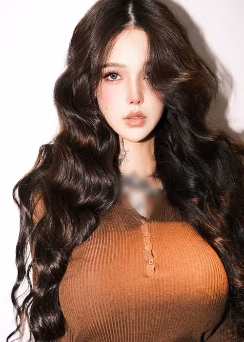 Cô nàng không ngần ngại khoe các hình xăm.