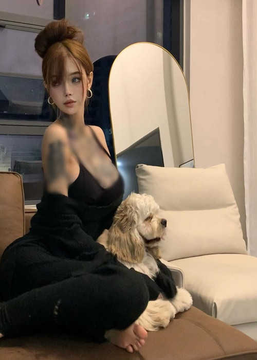 Giovanna sở hữu khuôn mặt xinh xắn, vòng eo siêu nhỏ và vòng một căng đầy.