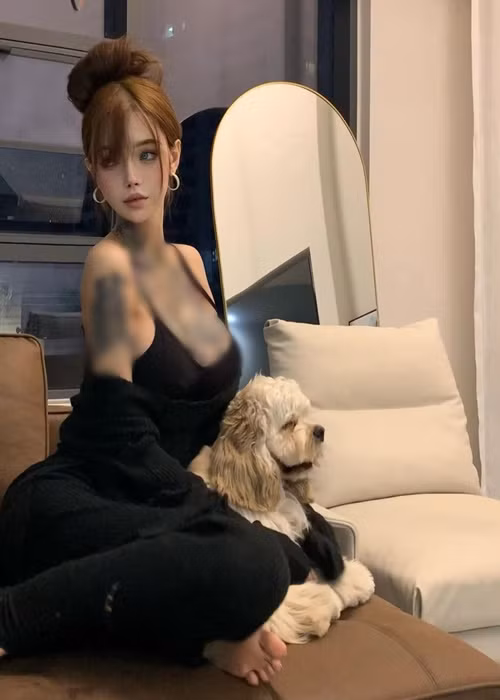 Giovanna sở hữu khuôn mặt xinh xắn, vòng eo siêu nhỏ và vòng một căng đầy.