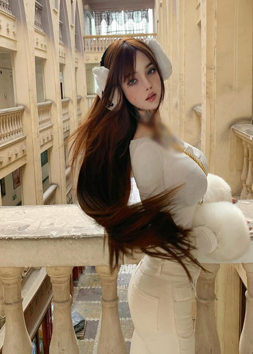 Sở hữu vòng một ngoại cỡ, Giovanna có nhiều cách để khoe điểm nổi bật này.