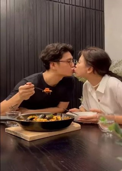 Trong cuộc phỏng vấn với Thể Thao và Văn Hóa, Ngô Thanh Vân cho biết, Huy Trần mang cơm đến phim trường, ngồi kế bên chờ để khi nào vợ có thời gian thì sẽ xoay qua ăn những món ăn đó.