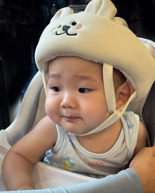 Sinh ra trong gia đình có bố là doanh nhân, mẹ ca sĩ, diễn viên nổi tiếng, con trai Minh Hằng có cuộc sống sướng từ bé.