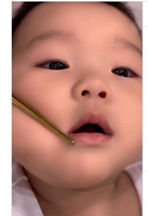 Con trai Minh Hằng lớn nhanh như thổi.