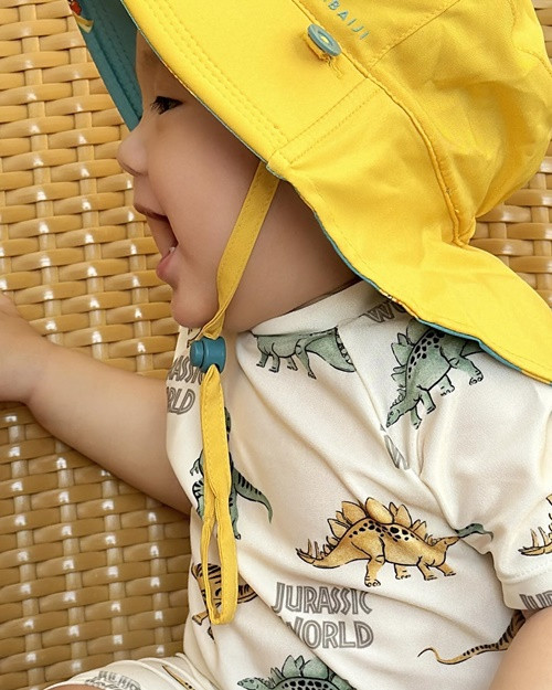 Quý tử nhà Minh Hằng được mẹ cho đi tập bơi.