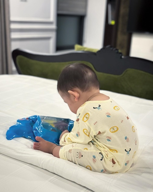 Nữ ca sĩ chia sẻ hình ảnh con trai tự ngồi chơi khi 7 tháng tuổi.