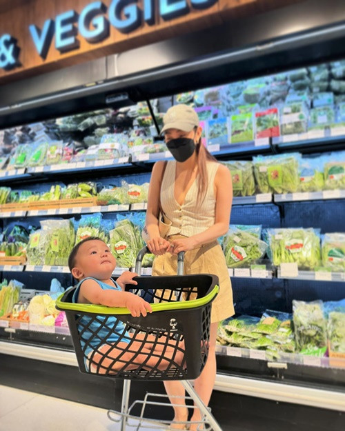 Minh Hằng lập cho con trai một trang cá nhân Instagram để ghi lại những khoảnh khắc bé Mỡ lớn lên cùng bố mẹ.