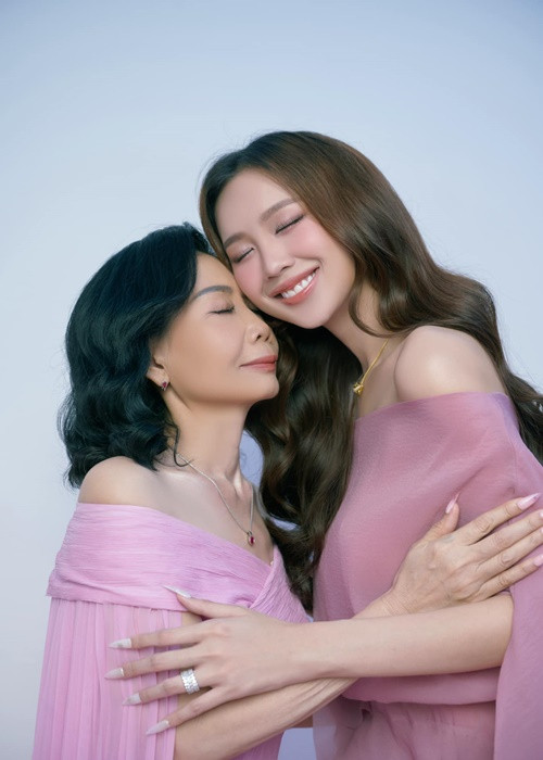 Mẹ ruột của nàng hậu mặc gợi cảm, trang điểm kỹ lưỡng bên con gái.