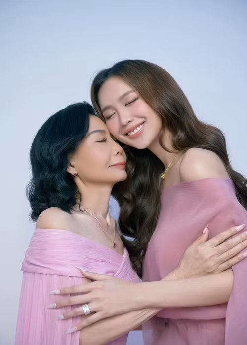 Mẹ ruột của nàng hậu mặc gợi cảm, trang điểm kỹ lưỡng bên con gái.