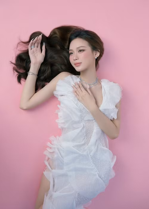 Cuộc sống của Bảo Ngọc có nhiều thay đổi sau khi cô giành danh hiệu Á hậu 1 cuộc thi Miss World Vietnam 2022 và vương miện Miss Intercontinental 2022.