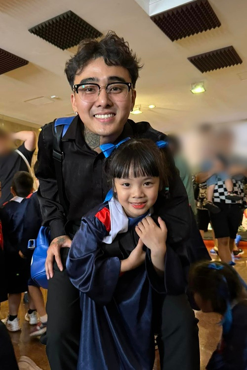 Trước đó, Đạt G cũng khoe ảnh dự buổi lễ tốt nghiệp của bé Vy Lam. Anh viết trên trang cá nhân: "Một ngày thật sự đặc biệt của chúng ta, Vy Lam đã hoàn thành xong lớp mẫu giáo và bắt đầu tiến thẳng đến cấp 1 cùng với chị hai Vy Lâm. Mỗi người một việc, chia nhau hoàn thành nhiệm vụ một cách xuất sắc nhất có thể. Ba cảm ơn tụi con đã luôn lắng nghe lời dạy dỗ của ông, bà, ba và mẹ. Ngoại của tụi con trên trời phù hộ cho tất cả chúng ta. Ngoại đi mạnh giỏi, nhớ người".