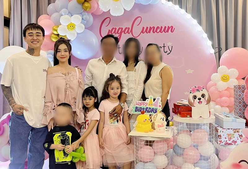 Từ khi gắn bó với Bảo Ngọc, Đạt G yêu thương hai con gái Hoài Lâm hết mực.