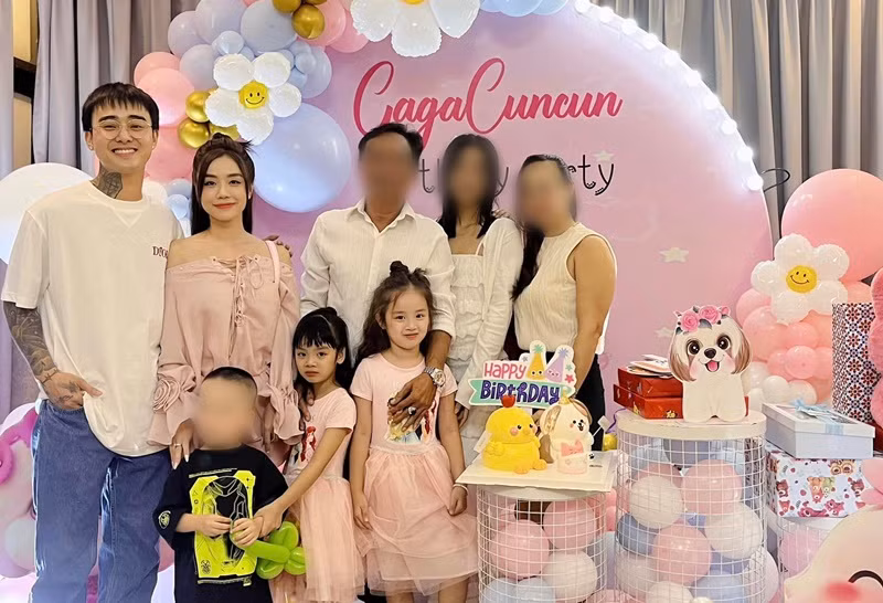 Từ khi gắn bó với Bảo Ngọc, Đạt G yêu thương hai con gái Hoài Lâm hết mực.