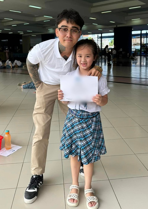 Nam ca sĩ còn khoe hình ảnh bên bé Vy Lâm khi cô nhóc nhận giấy khen. "Ba rất cố gắng mỗi ngày để hoàn thiện, phát triển bản thân mình hơn và tụi con cũng vậy, ba rất vui khi chúng ta có cuộc gặp gỡ nhau trên cuộc đời này. Tính ba thì rất không thích khoe khoang về đời tư, nhưng xin phép lần này ngoại lệ chút xíu, chúc mừng Vy Lâm của ba", Đạt G viết.