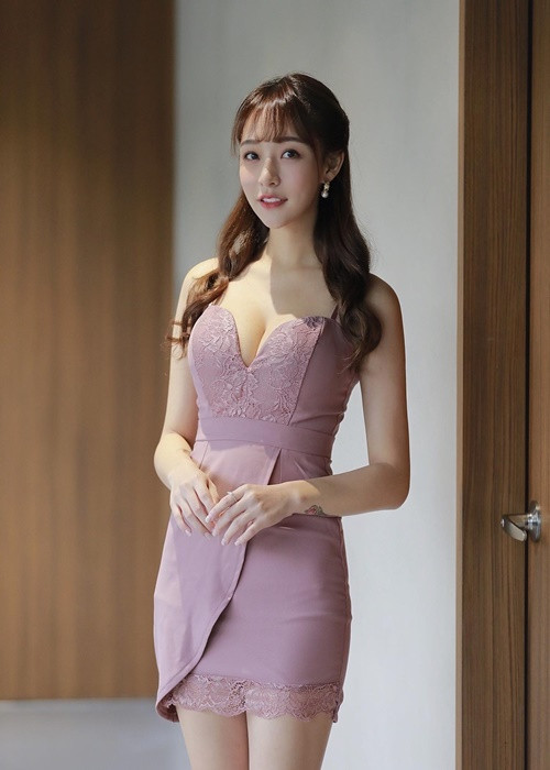 Mizuki sở hữu vòng một căng đầy hút mắt.