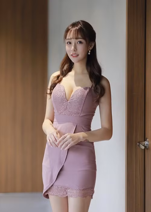 Mizuki sở hữu vòng một căng đầy hút mắt.