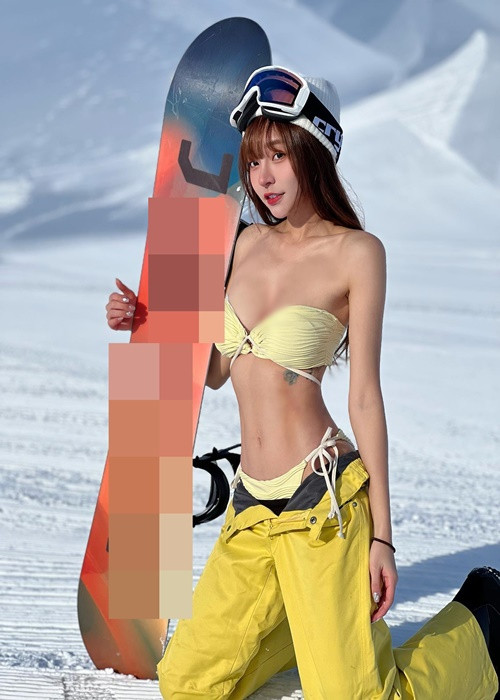 Hot girl xinh đẹp chuộng phong cách gợi cảm ở đời thường.