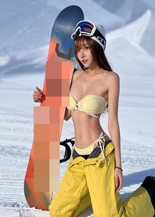 Hot girl xinh đẹp chuộng phong cách gợi cảm ở đời thường.