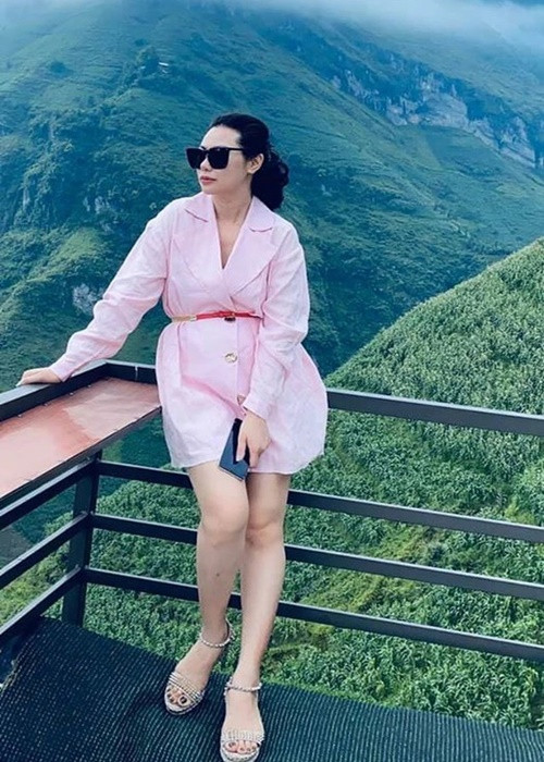 "Chúng tôi đều say mê nghệ thuật. Khi làm việc chung, cùng nhau đóng góp ý tưởng. Trong công việc, cô ấy nghiêm túc và cũng rất… thiết quân luật, cũng hét ra lửa", Tùng Dương chia sẻ về bạn đời trong cuộc phỏng vấn với Báo Giao Thông. Ảnh: Người Đưa Tin.