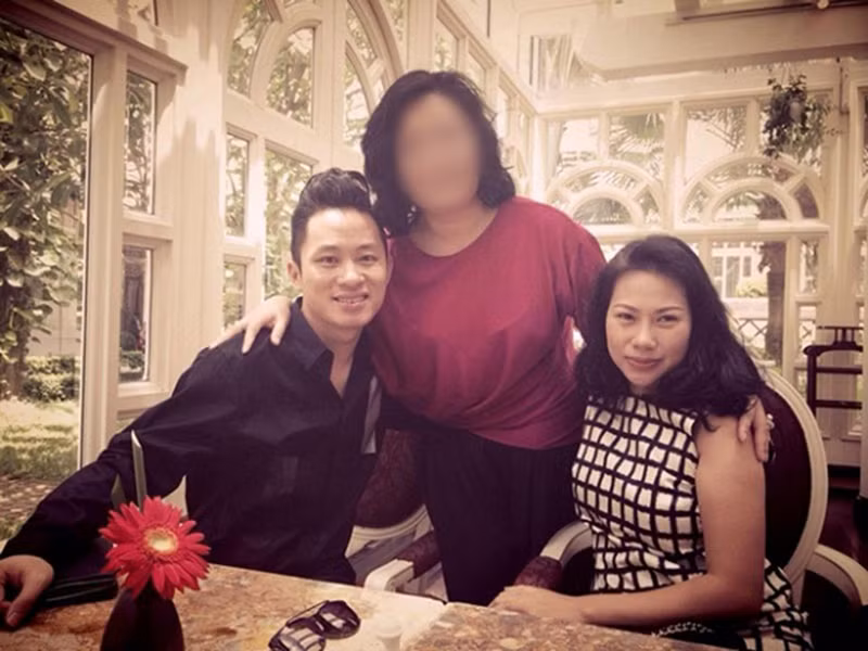 Nam ca sĩ hài hước cho biết, mỗi khi hai vợ chồng tranh cãi, anh sẽ đi đâu đó cho vợ nhớ nhung, đợi cô nhắn "anh về đi". Ảnh: Người Đưa Tin.