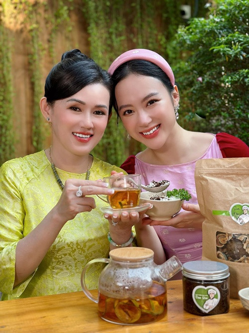 Mới đây, bố mẹ và em gái Angela Phương Trinh cho biết, nữ diễn viên không liên lạc với gia đình 2 năm qua và thay đổi đến mức không nhận ra. Phía Angela Phương Trinh khẳng định, cô liên lạc với mọi người trừ mẹ ruột.
