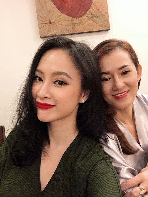 “1 người duy nhất không gặp và không nghe máy, không trả lời tin nhắn Trinh suốt 2 năm trời là mẹ. Sau lần quát mắng Trinh từ 2 năm trước, Trinh vẫn không bỏ cuộc qua nhà thăm mẹ, nhưng mẹ vẫn không mở cửa hay nghe máy. Sau đó, Trinh vẫn thường xuyên nhắn tin với mẹ, mà mẹ không hề trả lời gì Trinh cả”, nữ diễn viên Angela Phương Trinh cho biết.