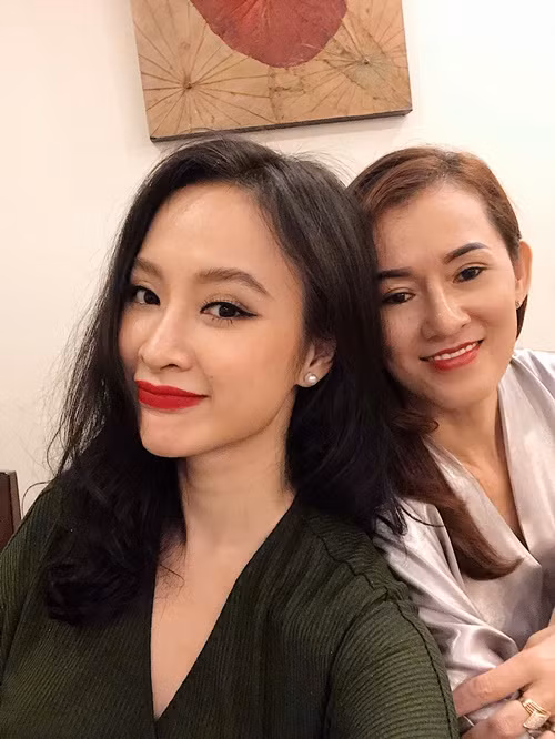 “1 người duy nhất không gặp và không nghe máy, không trả lời tin nhắn Trinh suốt 2 năm trời là mẹ. Sau lần quát mắng Trinh từ 2 năm trước, Trinh vẫn không bỏ cuộc qua nhà thăm mẹ, nhưng mẹ vẫn không mở cửa hay nghe máy. Sau đó, Trinh vẫn thường xuyên nhắn tin với mẹ, mà mẹ không hề trả lời gì Trinh cả”, nữ diễn viên Angela Phương Trinh cho biết.