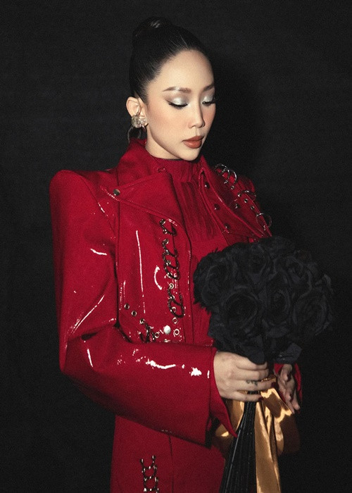 Trong một cuộc phỏng vấn, Tóc Tiên từng tiết lộ mối quan hệ của cô và Hoàng Touliver từng trở nên căng thẳng vì bị mẹ của cô cấm cản. Tóc Tiên đau khổ vì bị mẹ ruột từ mặt. Bản thân nữ ca sĩ luôn cố gắng nói chuyện với mẹ nhưng đến nay, sau nhiều năm, tình cảm giữa hai người vẫn chưa thể hàn gắn được. Mâu thuẫn với mẹ nhưng Tóc Tiên vẫn giữ mối quan hệ thân thiết với bố và hai em trai.