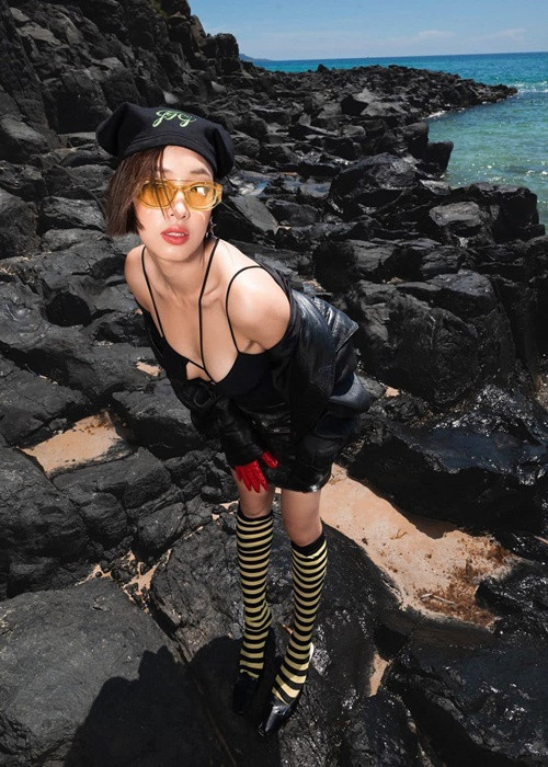 Chân dài 9x được khen khéo phô diễn đường cong hình thể gợi cảm. Ảnh: FBNV.