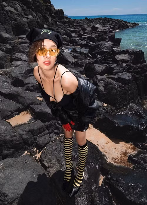 Chân dài 9x được khen khéo phô diễn đường cong hình thể gợi cảm. Ảnh: FBNV.