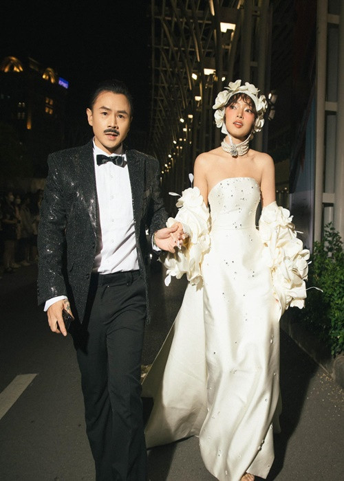 Binz trân trọng khoảng thời gian bên Châu Bùi. Khi ăn tối, anh rất ít khi cầm điện thoại để bày tỏ luôn sẵn sàng nghe bạn gái chia sẻ về một ngày đã qua. Ảnh: FBNV.