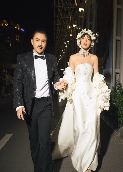 Binz trân trọng khoảng thời gian bên Châu Bùi. Khi ăn tối, anh rất ít khi cầm điện thoại để bày tỏ luôn sẵn sàng nghe bạn gái chia sẻ về một ngày đã qua. Ảnh: FBNV.