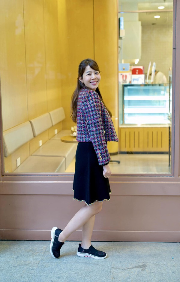 Hoặc trẻ trung thoải mái với thời trang đường phố năng động.