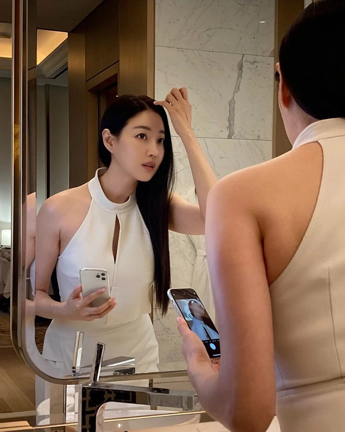 Theo Channel-Korea, một bộ phận từng đặt nghi vấn cựu hoa hậu đã sửa mắt và tiêm chất làm đầy giúp sống mũi cao thẳng, rõ nét hơn. Nghi vấn Kim Sa Rang "dao kéo" râm ran trên mặt báo và các diễn đàn suốt nhiều năm. Song, phía cô vẫn giữ im lặng trước những ồn ào chỉnh sửa ngoại hình.