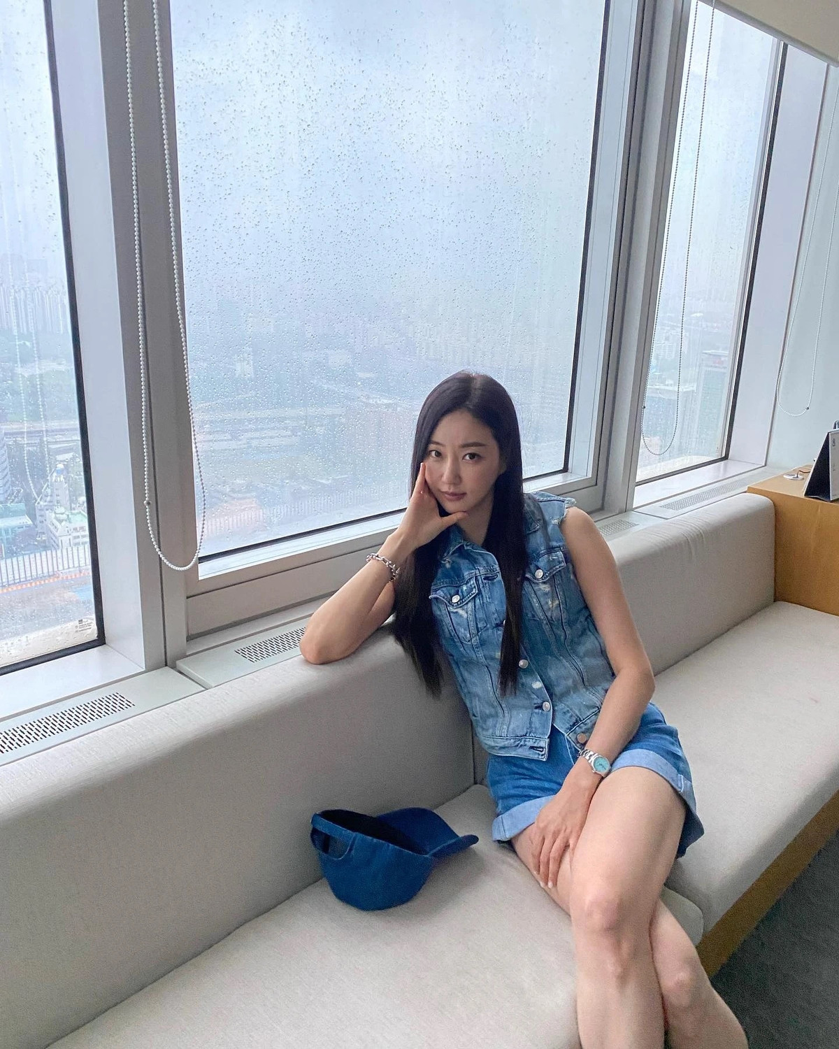 Hồi năm 2013, Kim Sa Rang vướng phải scandal nghiêm trọng. Nữ diễn viên phủ nhận thông tin bất lợi và dần hạn chế xuất hiện trong showbiz. Đến năm 2020, cô mới trở lại với dự án Get Revenge. Hiện tại, người đẹp chăm chỉ chia sẻ ảnh đời thường.