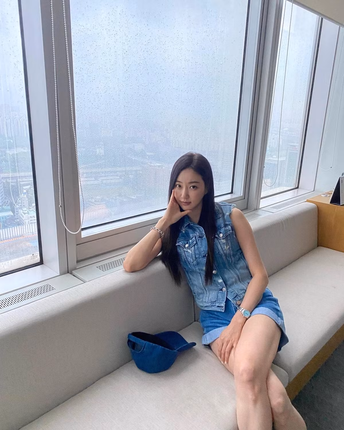 Hồi năm 2013, Kim Sa Rang vướng phải scandal nghiêm trọng. Nữ diễn viên phủ nhận thông tin bất lợi và dần hạn chế xuất hiện trong showbiz. Đến năm 2020, cô mới trở lại với dự án Get Revenge. Hiện tại, người đẹp chăm chỉ chia sẻ ảnh đời thường.