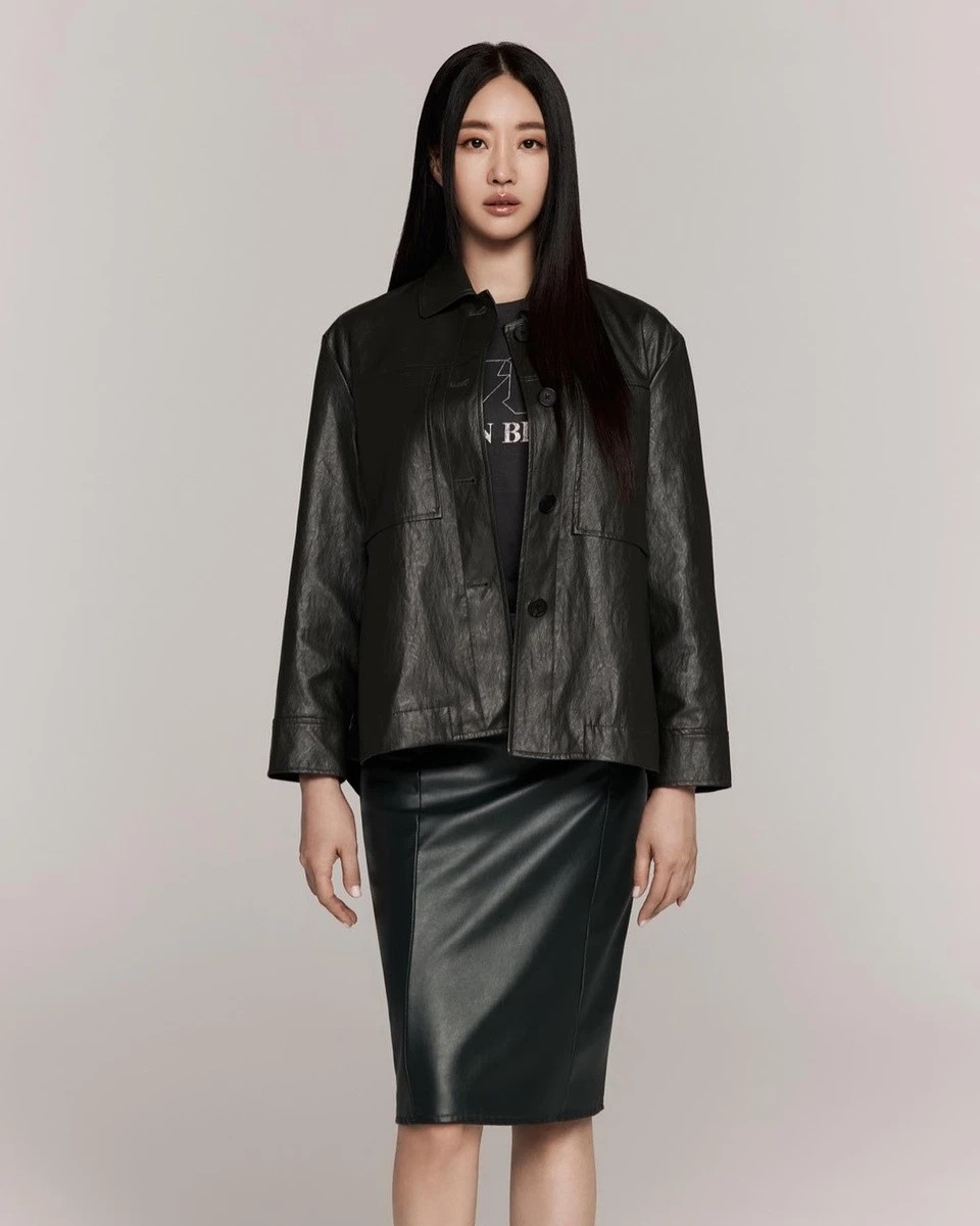 Yoon Hyun Min - bạn diễn của cô trong phim The Goddess of Revenge - thú nhận rằng anh từng quên mất lời thoại trong một cảnh quay vì quá ấn tượng trước ngoại hình của Kim Sa Rang.