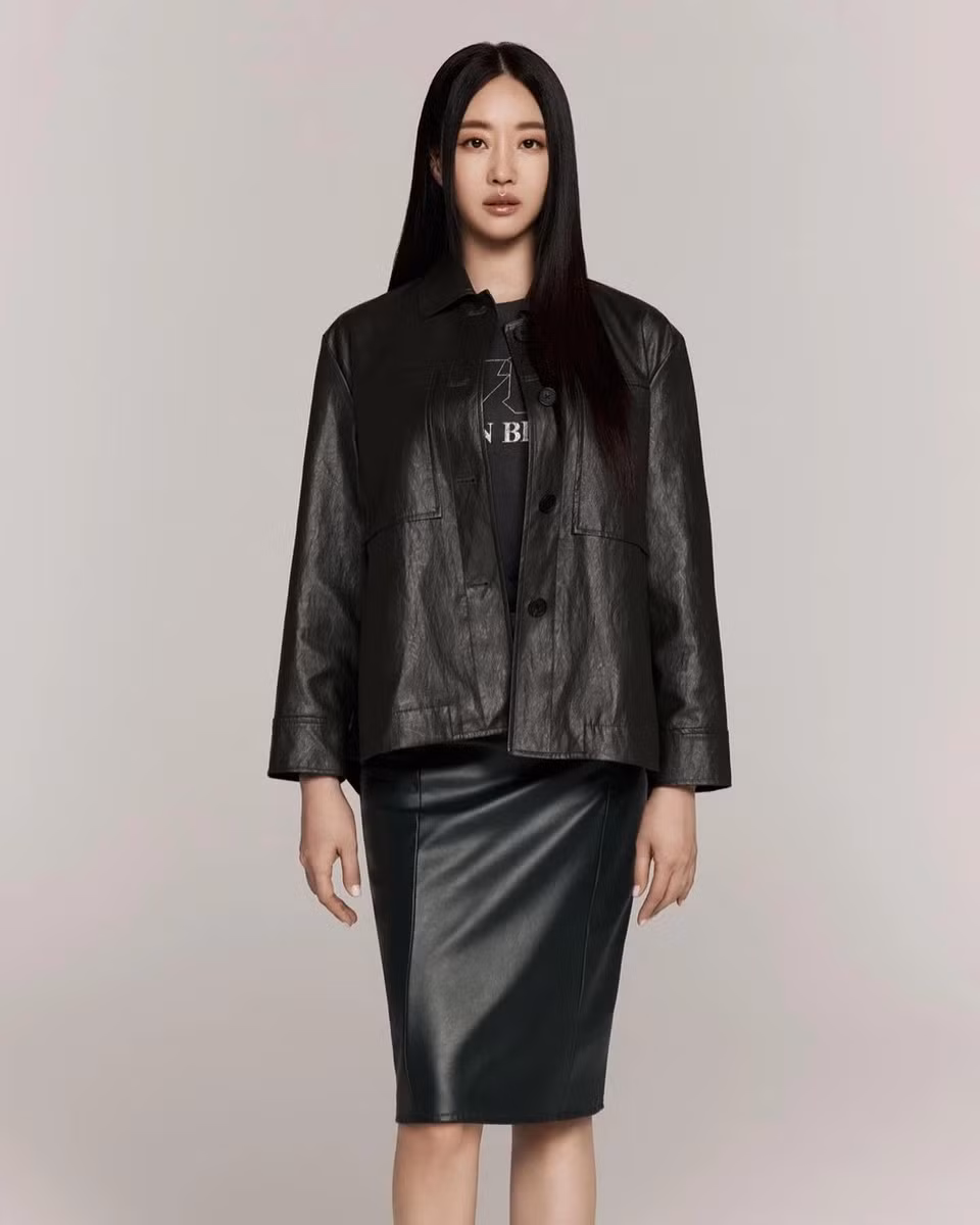 Yoon Hyun Min - bạn diễn của cô trong phim The Goddess of Revenge - thú nhận rằng anh từng quên mất lời thoại trong một cảnh quay vì quá ấn tượng trước ngoại hình của Kim Sa Rang.