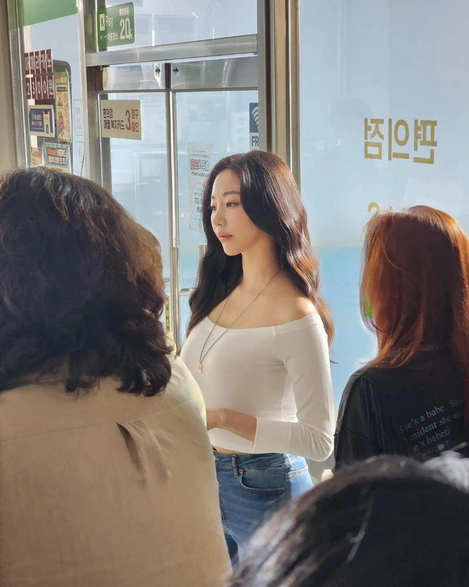 Kim Sa Rang sinh năm 1978, nổi tiếng sau khi đăng quang Hoa hậu Hàn Quốc 2000 và dự thi Hoa hậu Hoàn vũ 2001 (thắng giải Thí sinh có trang phục dân tộc đẹp nhất). Ngoài vương miện danh giá, nhan sắc của cô còn gắn liền với những danh hiệu như "Hoa hậu sở hữu gương mặt đẹp nhất" hay "Hoa hậu sở hữu vòng một khủng nhất" xứ Hàn.