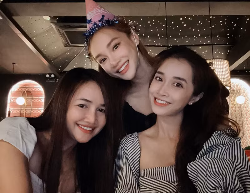 Bích Trâm từng chia sẻ trên Znews, cô ủng hộ Trường Giang cầu hôn Nhã Phương và mừng cho hạnh phúc của em gái.