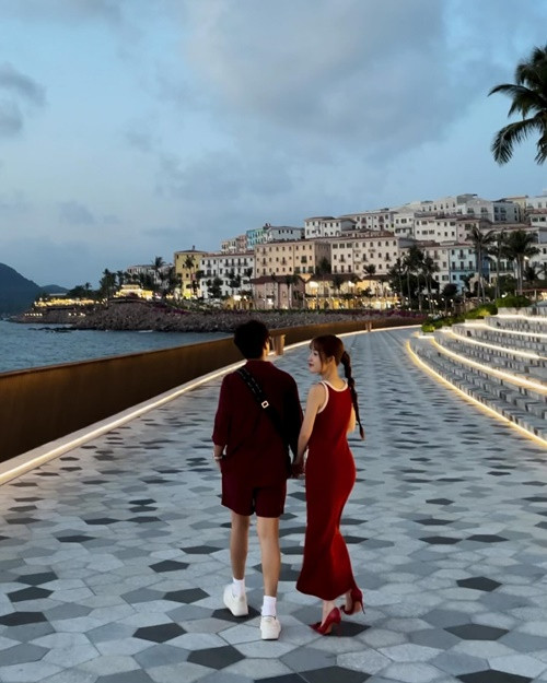 "Sao chị với Gin từ khi công khai xong cứ dính chùm vậy hả? Em thấy bị ngứa mắt á", Duy Khánh trêu đùa Puka.