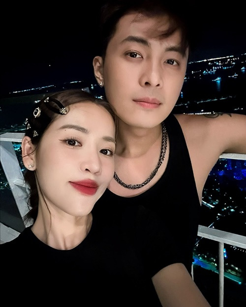 "Tại vì công việc của hai đứa là đi sớm về muộn, còn phụ huynh thì cần ngủ sớm hơn, thì khi ở riêng sẽ không gây ảnh hưởng đến bố mẹ. Người lớn thường sẽ đi ngủ sớm mà mình về trễ quá sẽ gây ảnh hưởng cho bố mẹ", Puka chia sẻ về việc ở riêng.