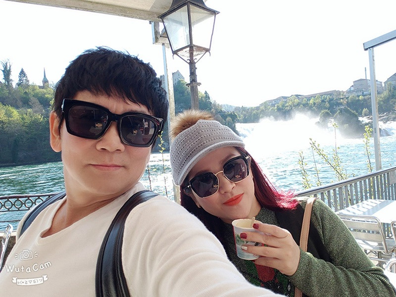 Đối mặt với nghi vấn chia tay Mai Sơn, Kiều Linh chia sẻ trên Thương Hiệu và Pháp Luật: "Hiện tại Linh chưa muốn chia sẻ bất cứ điều gì. Hãy cho Linh thêm thời gian. Khi nào tinh thần ổn định, Linh sẽ chia sẻ nhiều hơn. Giờ Linh chỉ có thể nói vợ chồng là duyên phận. Con người ta gặp nhau nhờ duyên, yêu nhau bởi nợ và chia tay do phận. Nếu cuộc sống vợ chồng có ra sao đi nữa thì Linh cũng học cách chấp nhận. Cảm ơn mọi người đã quan tâm nhưng hiện tại Linh ổn".