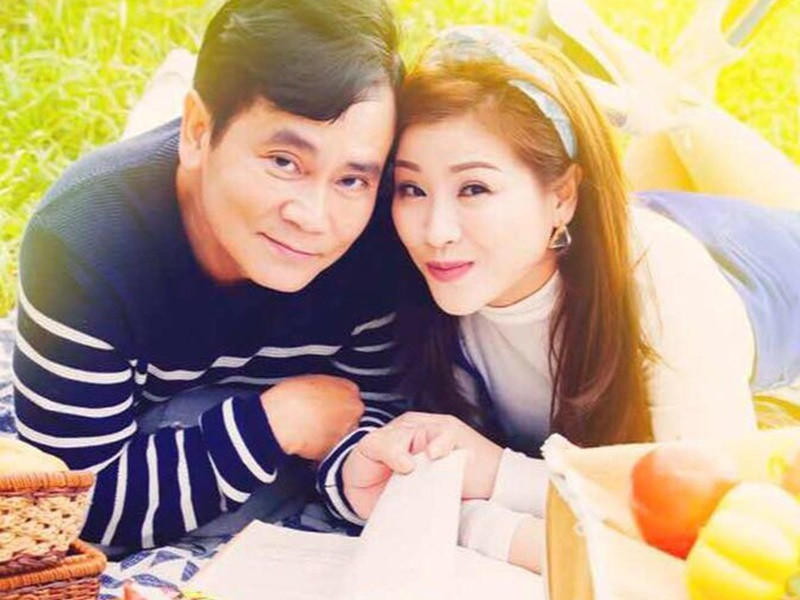 Mai Sơn hơn Kiều Linh 20 tuổi, từng qua một lần đò và có hai con trai riêng.