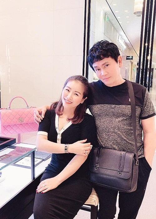 Tháng 9/2020, kỷ niệm 12 năm cưới, nữ diễn viên được nửa kia tặng đồng hồ hiệu.