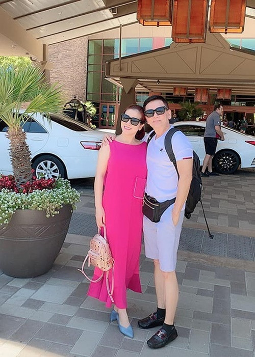 Kiều Linh và chồng cũ hiện tại coi nhau là tri kỷ. "Anh Sơn vẫn lo quán xuyến giúp tôi những việc một người phụ nữ không thể giải quyết, chẳng hạn xây nhà cửa. Anh ấy cũng đang ở Đà Lạt để xây nhà giúp tôi. Nhưng không trên danh nghĩa người chồng nữa mà là tri kỷ. Mọi người có thể nghĩ tôi dối nhưng thực sự là như vậy suốt 3-4 năm nay. Con anh Sơn vẫn ở đây với tôi. Anh Sơn cũng vẫn qua đây", Znews dẫn lời Kiều Linh.