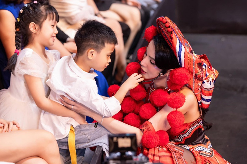 Diệp Lâm Anh vẫn thường xuyên thăm nom con trai.