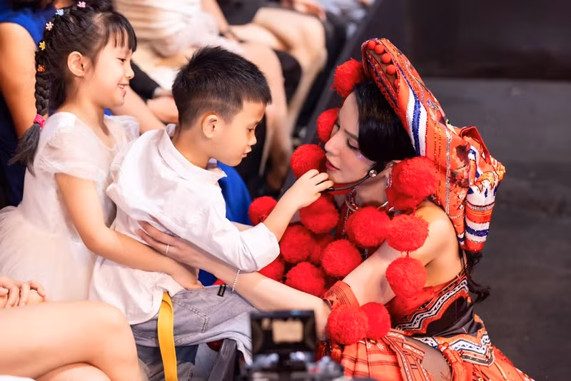 Diệp Lâm Anh vẫn thường xuyên thăm nom con trai.