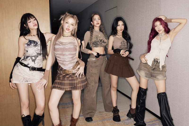 Nữ người mẫu đang là thành viên của nhóm nhạc Lunas.