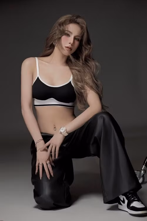 Mới đây, rộ tin đồn Diệp Lâm Anh có bạn trai mới. Nghi vấn xuất phát từ việc Cường Đô la hỏi Diệp Lâm Anh: “Bạn trai Cún (biệt danh của Diệp Lâm Anh) đâu, dắt ra chào mọi người luôn đi Cún”, phía nữ người mẫu không đáp lại.