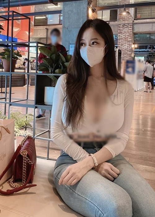 Khi Na Hyun không lộ mặt hoàn toàn, sự chú ý của người nhìn đổ dồn vào thân hình của cô nàng.